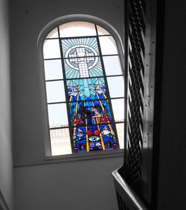 830011 Interieur van het huis Maliebaan 42 te Utrecht: glas-in-loodraam in het trappenhuis.